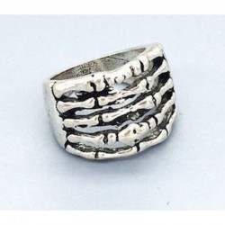 Anillo de acero inoxidable con diseño de calavera esculpida en relieve y acabado pulido.