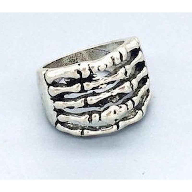 Anillo de acero inoxidable con diseño de calavera esculpida en relieve y acabado pulido.