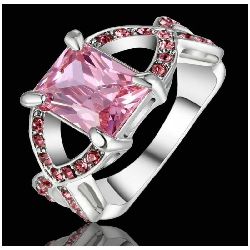 Anillo de acero inoxidable con una piedra de cristal rosa central engastada en garras de precisión.