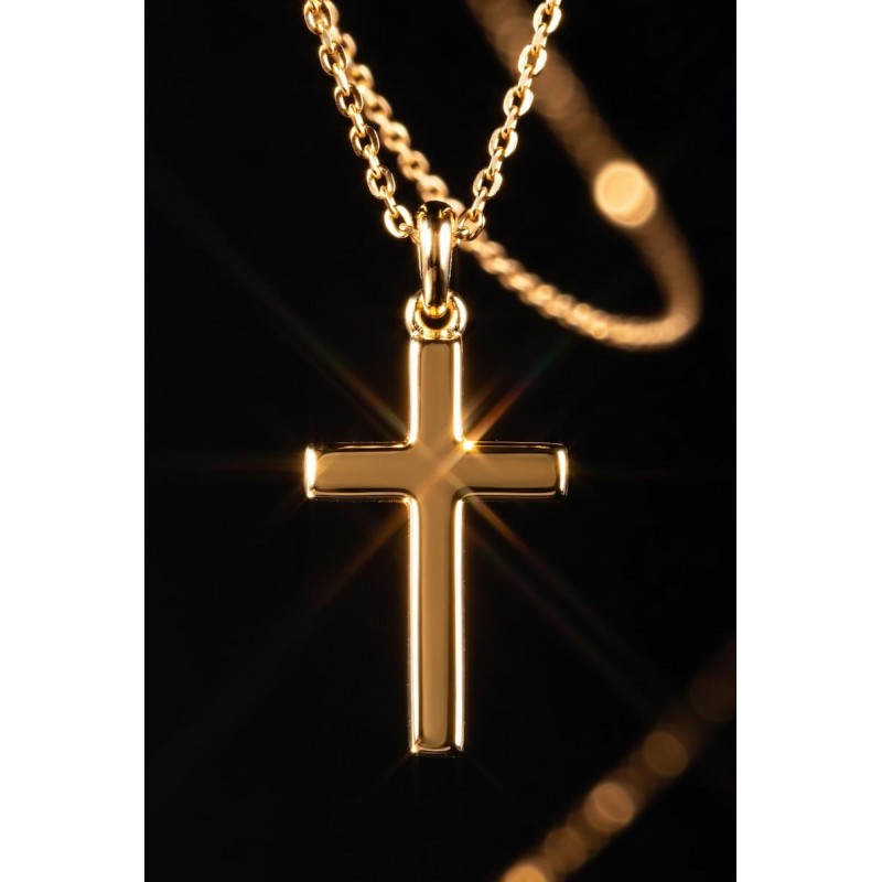 Collar de cadena fina con colgante de cruz de bordes redondeados, todo acabado en un baño dorado pulido de alto brillo.