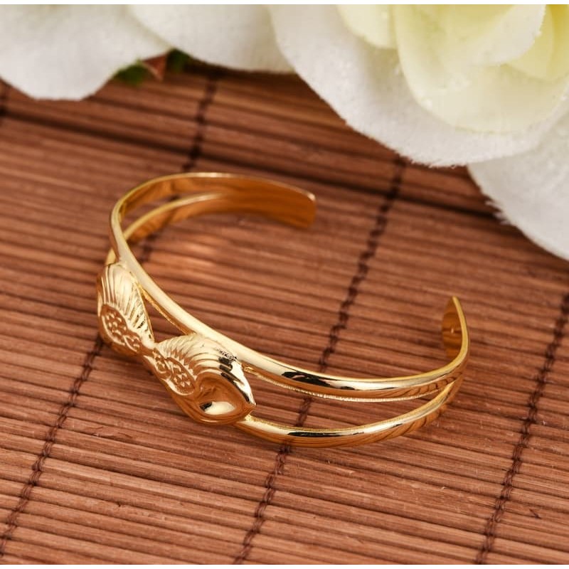 Pulsera abierta con baño de oro brillante