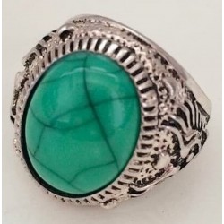 Anillo solitario para mujer con gran piedra de cristal color rubí y banda con baño de plata.