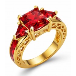 Anillo de acabado dorado con piedras rojas
