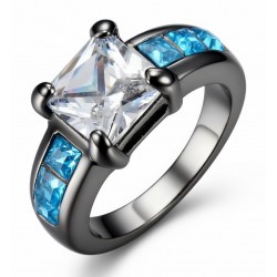Anillo de mujer adornado con una combinación de piedras blancas brillantes y piedras azules en hilera.