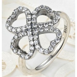Anillo con piedras blancas