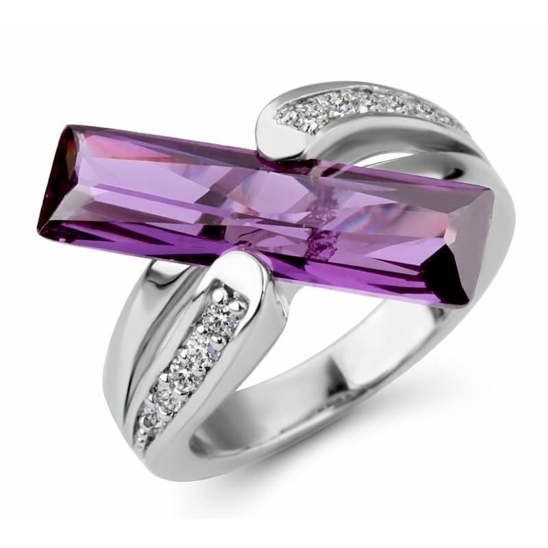 Anillo chapado en platino con piedra central de color púrpura