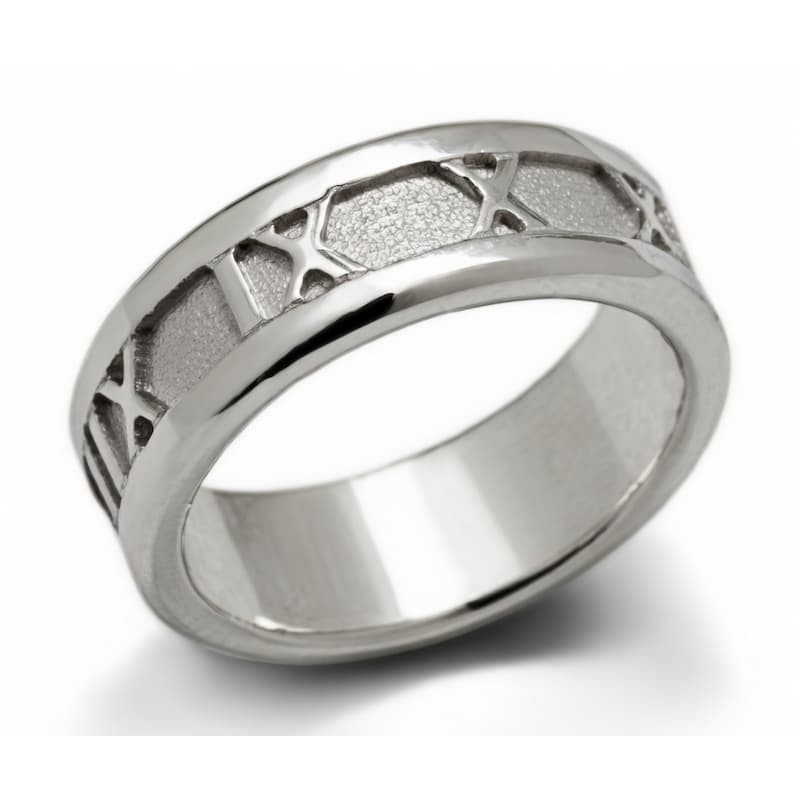 Anillo tipo alianza para mujer con grabado de números romanos