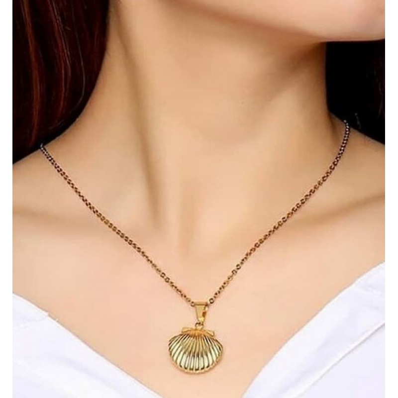 Collar con colgante relicario en forma de concha de mar fabricado en plata con apertura para foto.
