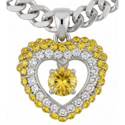ollar de cadena dorada con colgante en forma de corazón de piedra citrino rodeado de cristales brillantes facetados.
