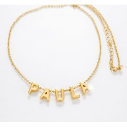 Collar con letras de nombre