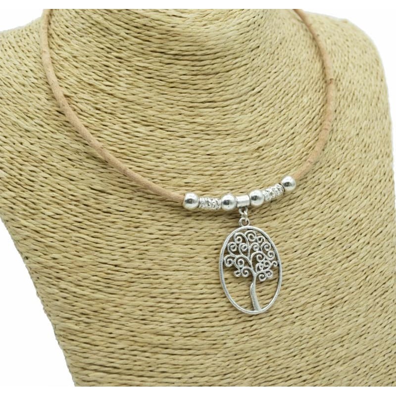 Collar de materiales sostenibles fabricado con cordón de corcho natural