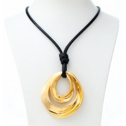 Collar artesanal con colgante de dos círculos