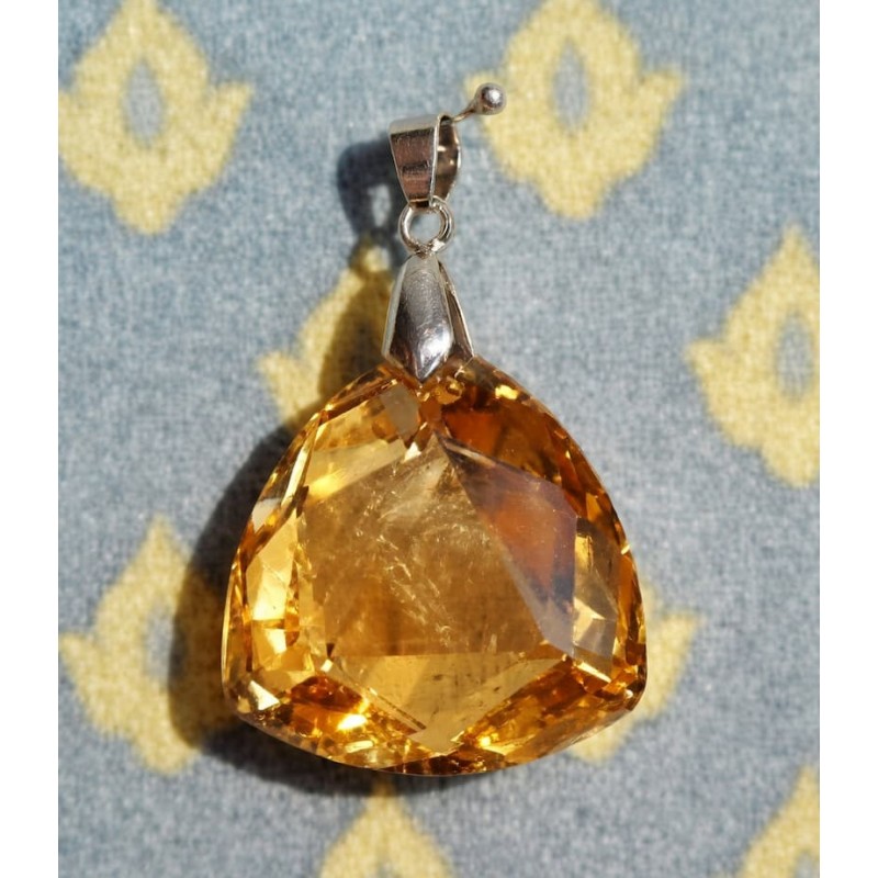Colgante de acero chapado en plata con cristal central de color citrino