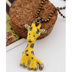 collar con colgante jirafa esmaltada