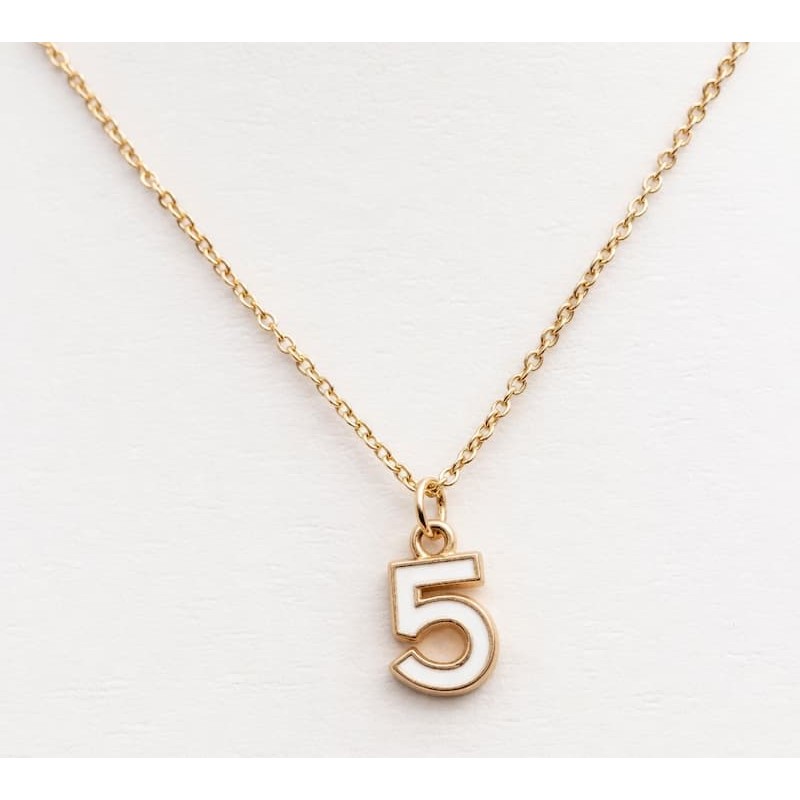 Collar de acero plateado para mujer con colgante del número cinco