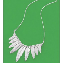 collar con colgantes plumas