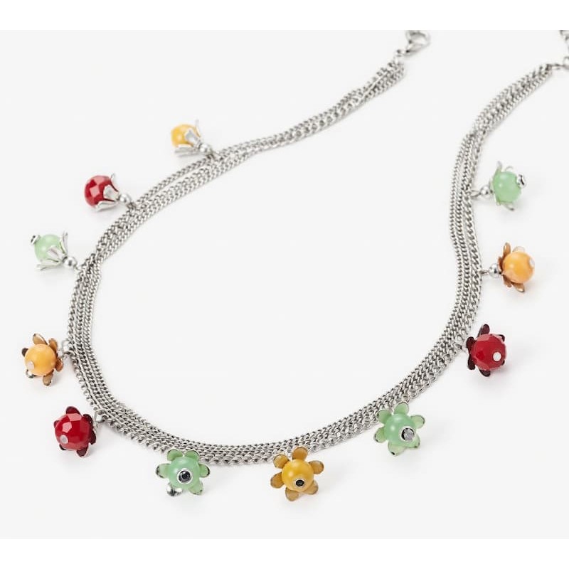 collar con colgantes flores