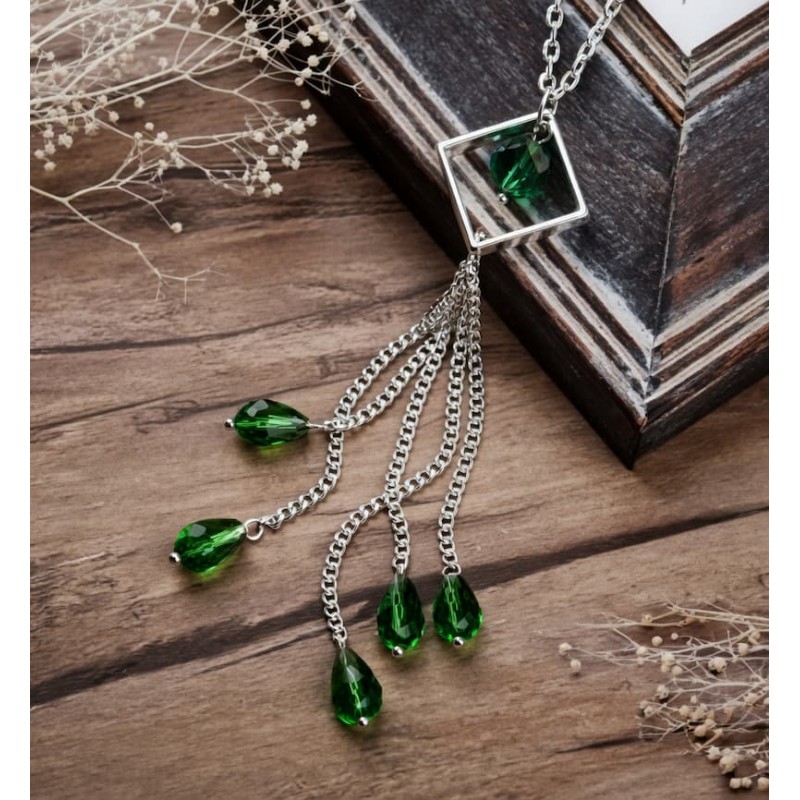 collar de mujer con colgantes verdes