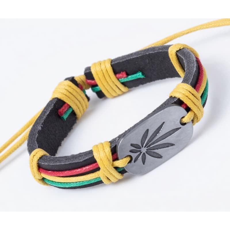 Brazalete de acero inoxidable ajustable para hombre con motivo de hoja de cannabis en relieve.