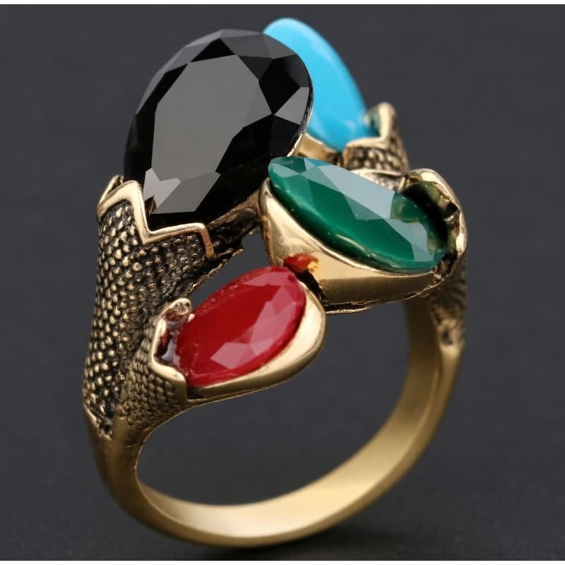 Anillo de acero inoxidable engastado con una hilera de cristales facetados en colores variados.
