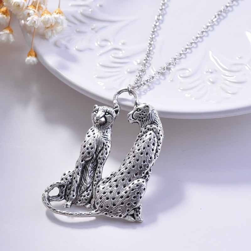 Collar unisex con dos leopardos