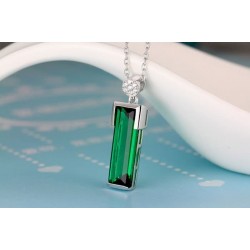 Distinguido collar con colgante de plata de ley 925 que engarza una piedra esmeralda de labortorio y pequeñas circonitas blanca