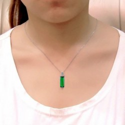 Distinguido collar con colgante de plata de ley 925 que engarza una piedra esmeralda de labortorio y pequeñas circonitas blanca